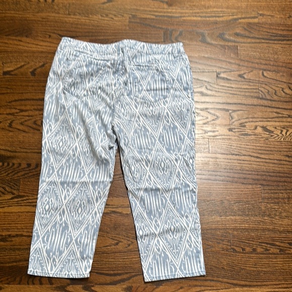 Chico's Platinum Blue and White Patterned Cropped Jeans size 12-14 (2.5) - Picture 5 of 8